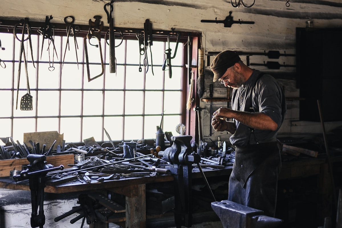 Artisan tailleur de pierre au travail dans un atelier traditionnel